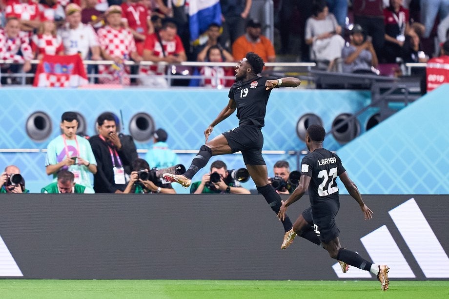 Alphonso Davies celebra el gol 