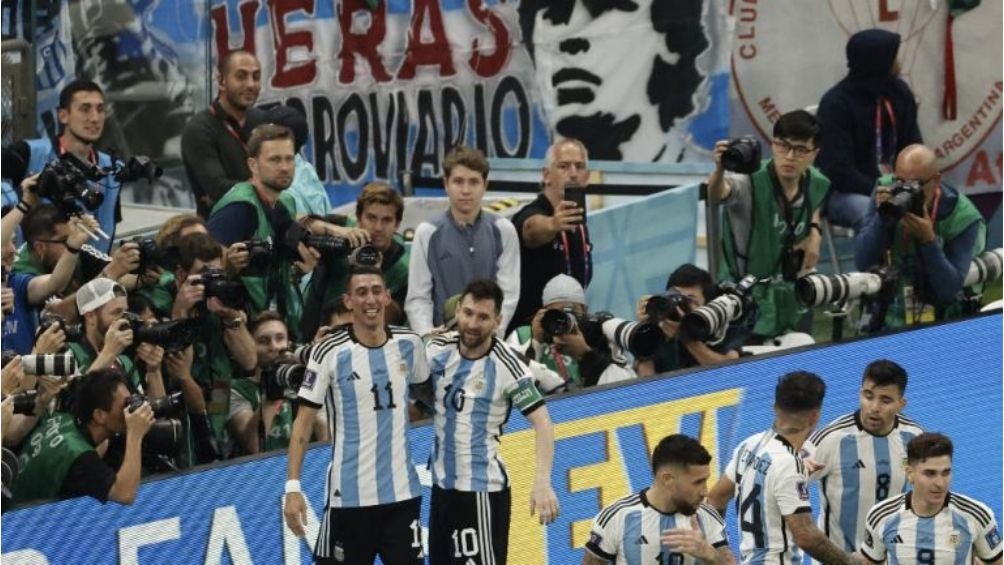 Di Maria celebra el gol junto a Lionel Messi