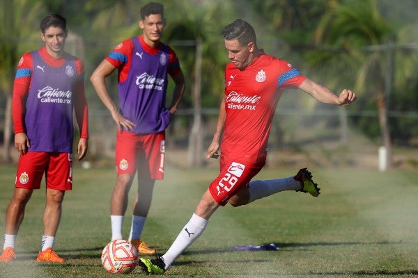 Chivas en pretemporada de playa en Barra de Navidad