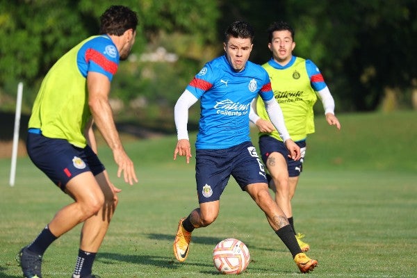 Chivas en pretemporada de playa en Barra de Navidad