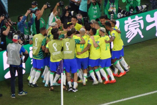Brasil celebra gol ante Suiza