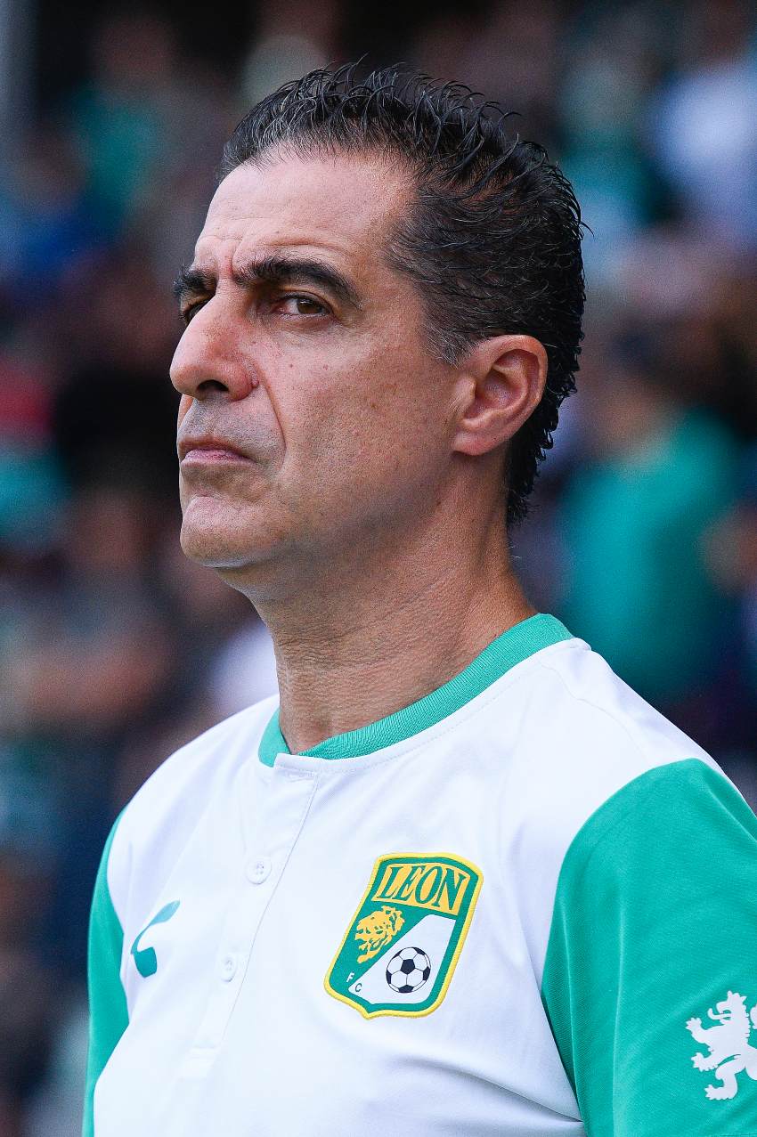 Renato Paiva en un partido de León