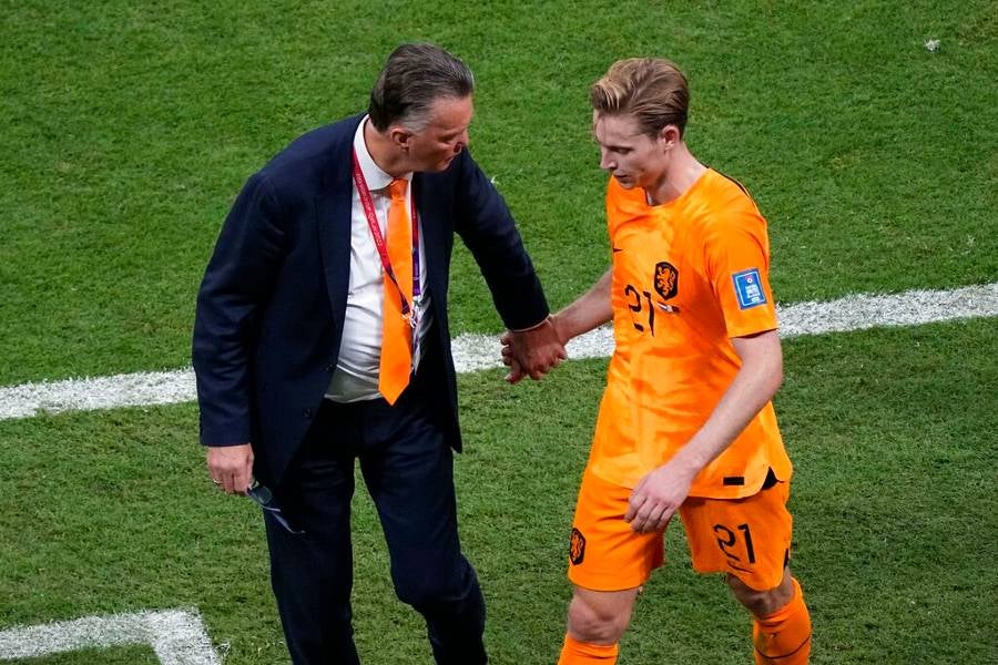 AP Louis Van Gaal junto a Frenkie de Jong