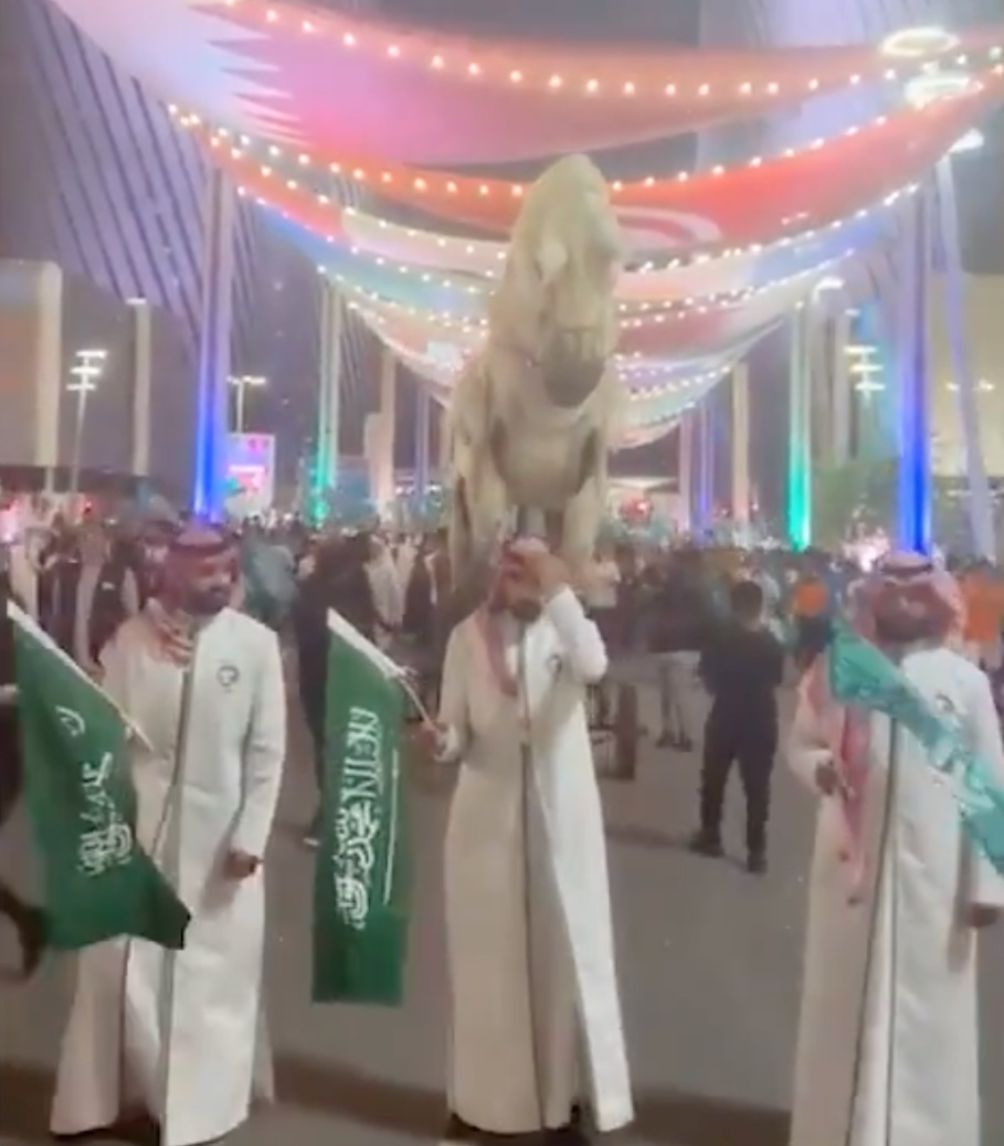 Un caballo gigante encabezó la caravana de la afición saudí