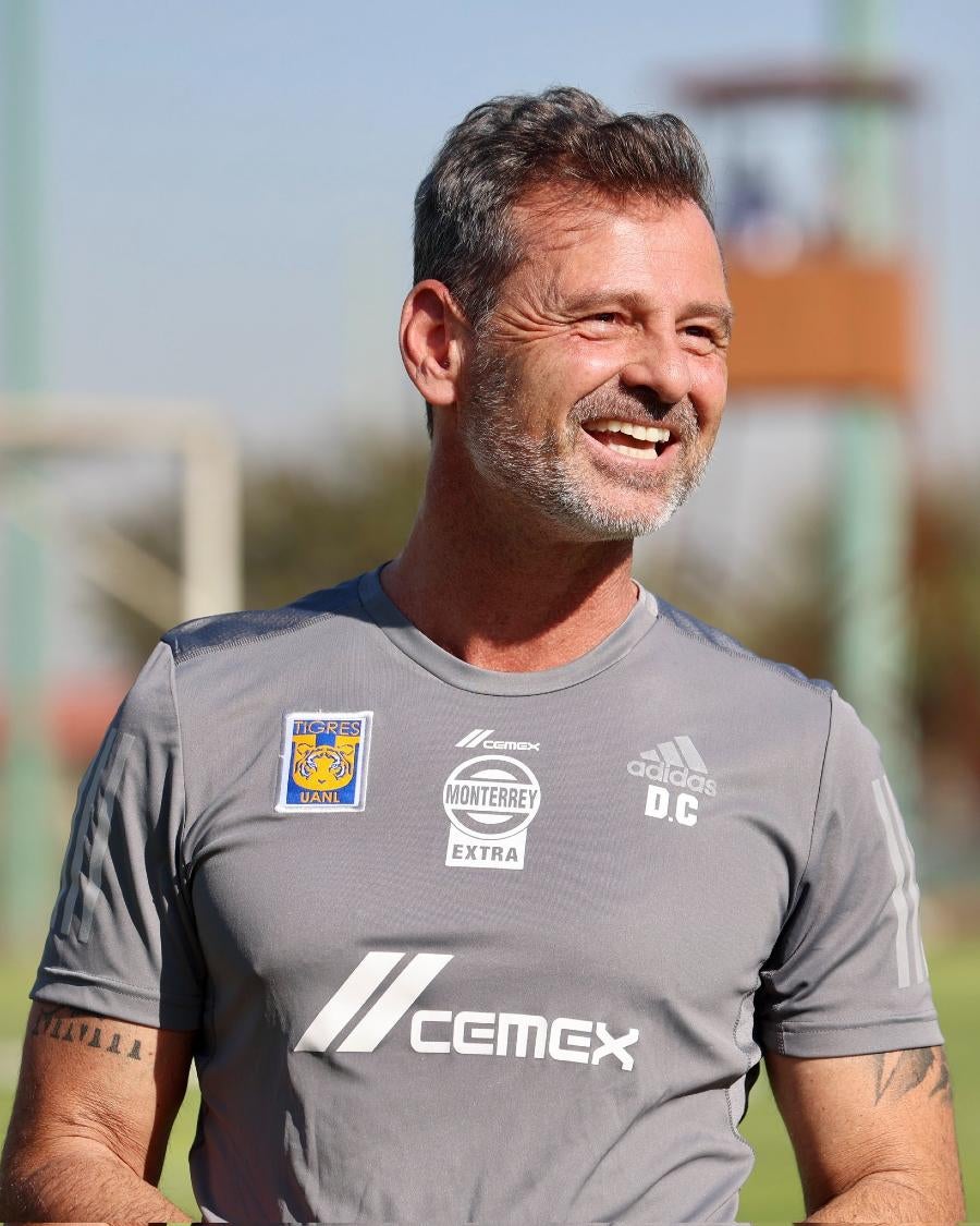 Diego Cocca sonriente en entrenamiento