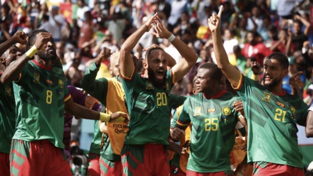 Camerún celebra gol ante Serbia