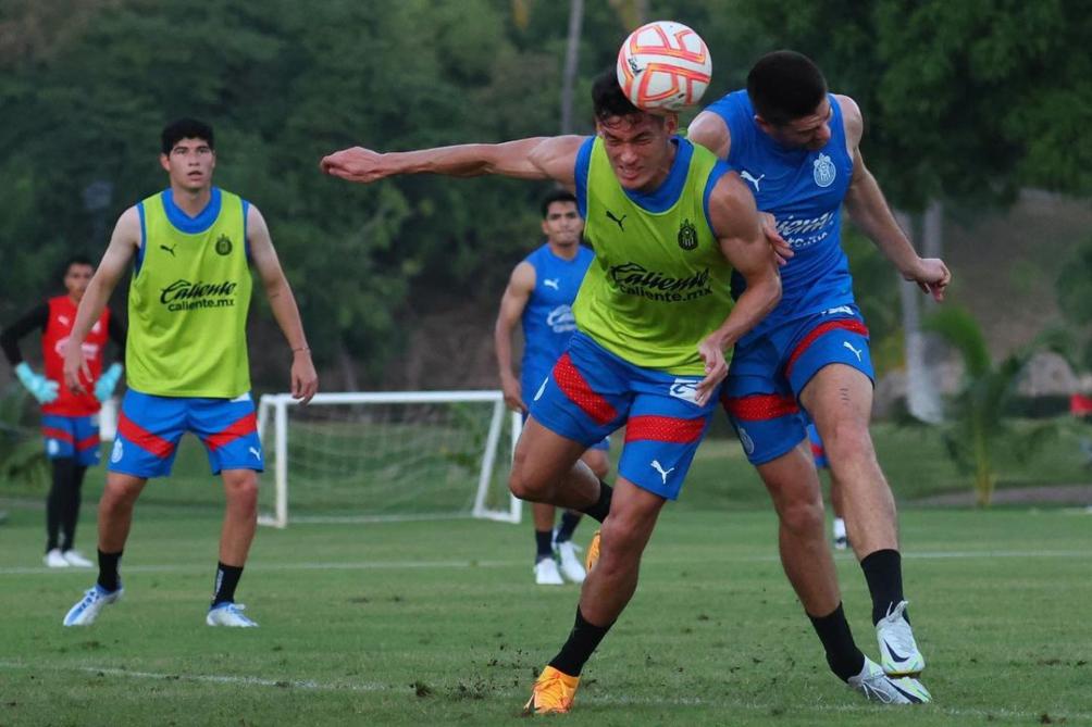 Jugadores de Chivas entrenando en Barra de Navidad