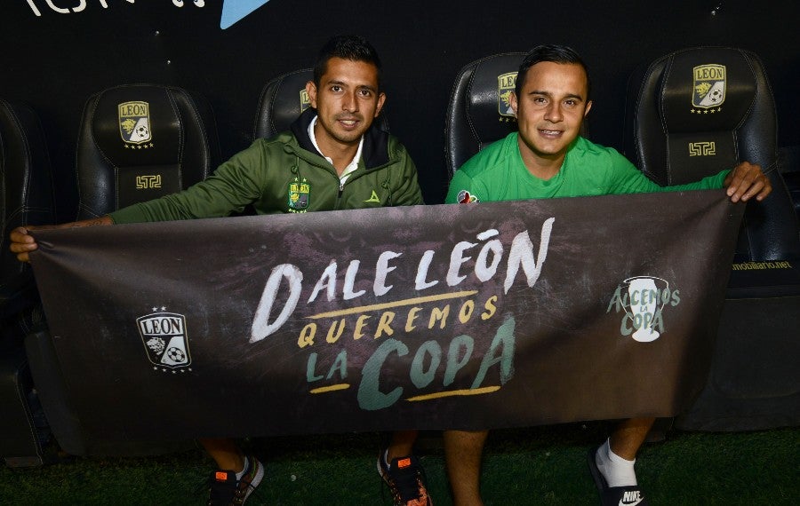 Montes y Hernández en celebración con León