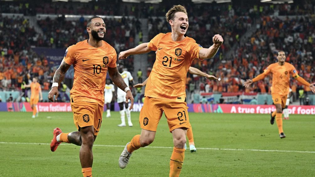 AP Depay celebra gol de Frenkie en Qatar 2022