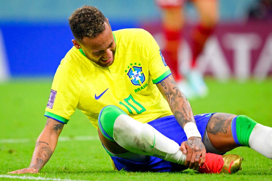 Neymar salió lesionado ante Serbia