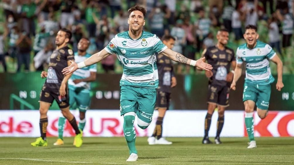 Fernando celebra gol con Santos