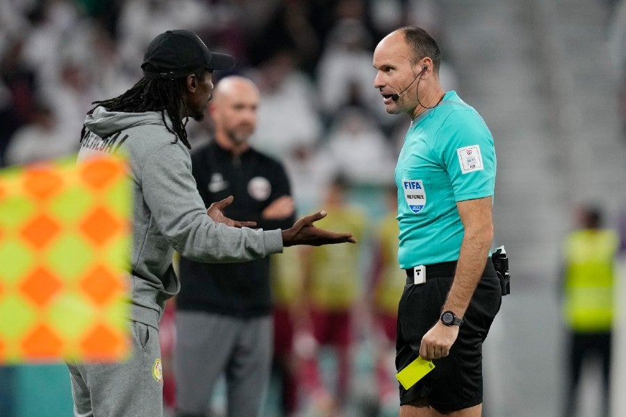 AP Aliou Cissé dialogando con el árbitro