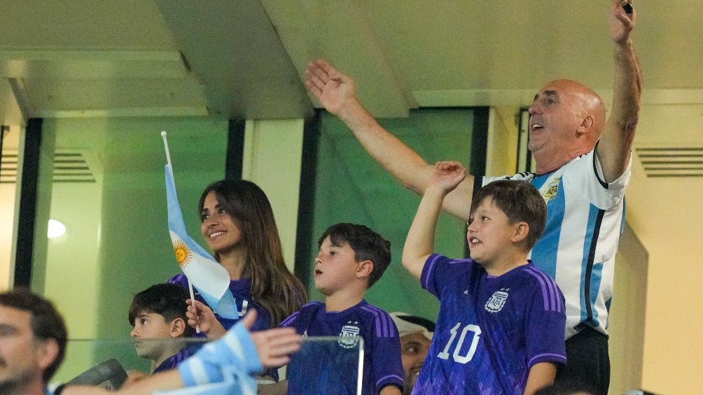 Antonella y sus hijos apoyaron a Messi en el estadio