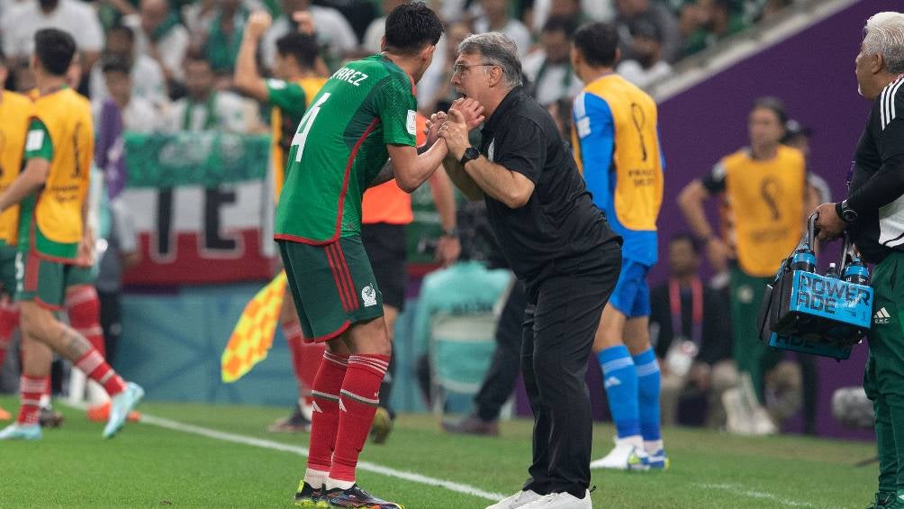 Edson Álvarez festeja con Gerardo Martino