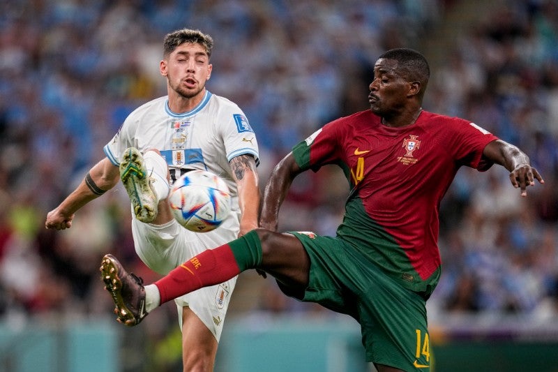 Carvalho disputando un balón con Fede Valverde | AP