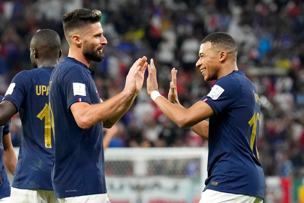 AP Giroud y Mbappé, goleadores de Francia
