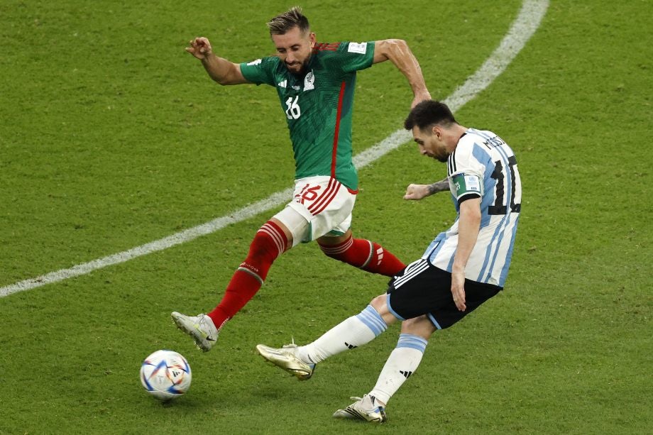 Héctor Herrera falló en la marca a Lionel Messi