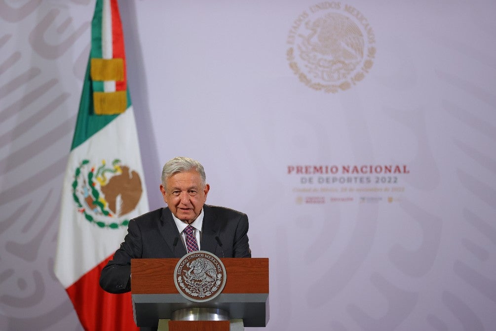 AMLO durante la entrega del PND