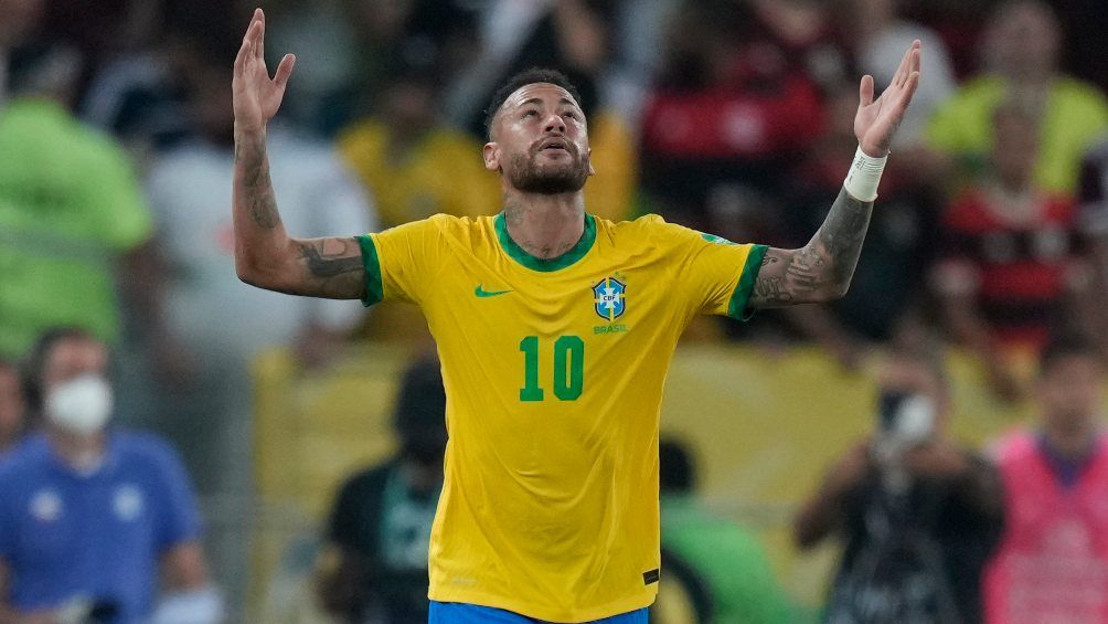 Neymar apareció aspirando algo de las manos de Casemiro