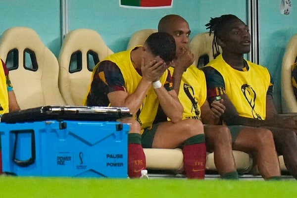 AP El Bicho lamentándose en la banca