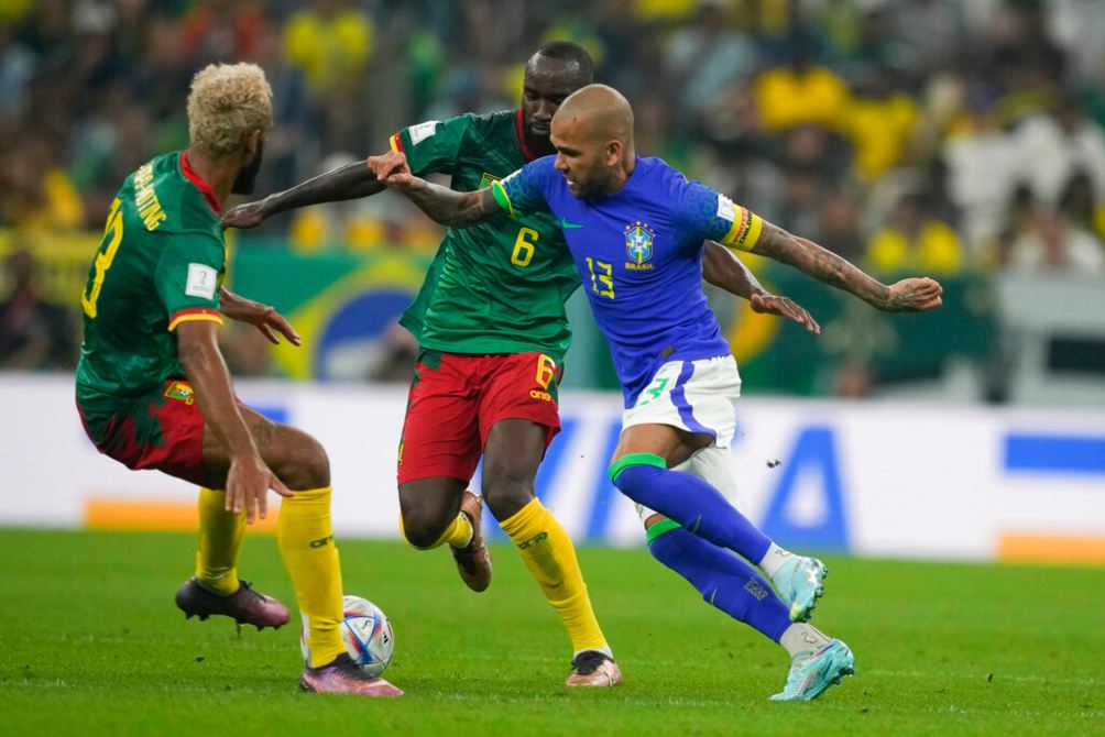 Dani Alves en el juego contra Camerún