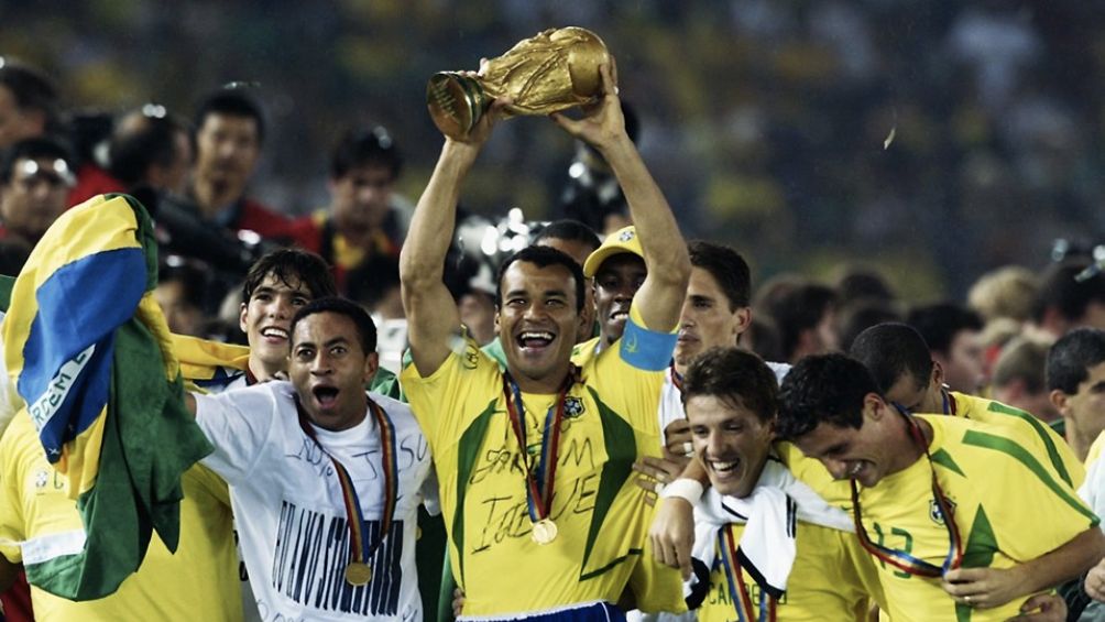 Cafú levantando la Copa del Mundo en 2002