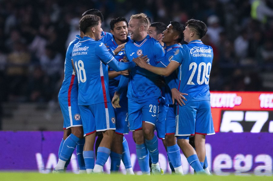 Jugadores de Cruz Azul celebrando el gol de Rodolfo Rotondi