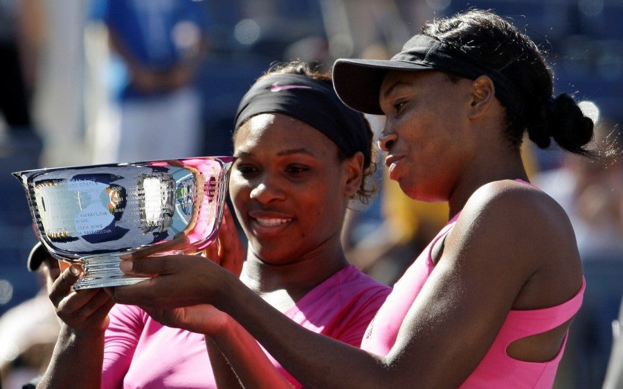 Venus y Serena con trofeo en mano