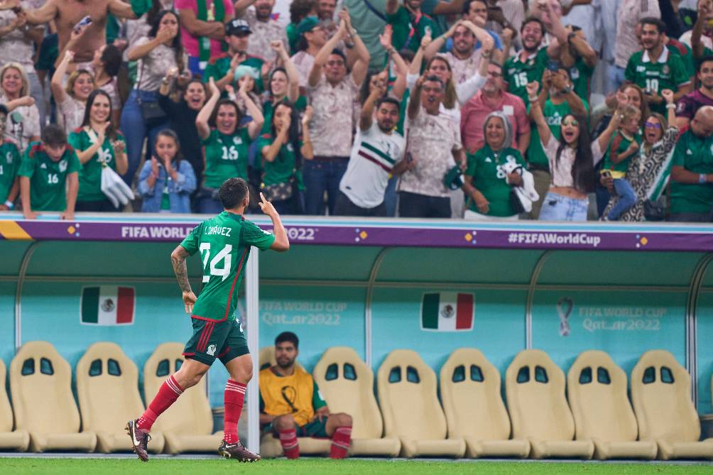 Luis Chávez festeja su gol ante Arabia Saudita