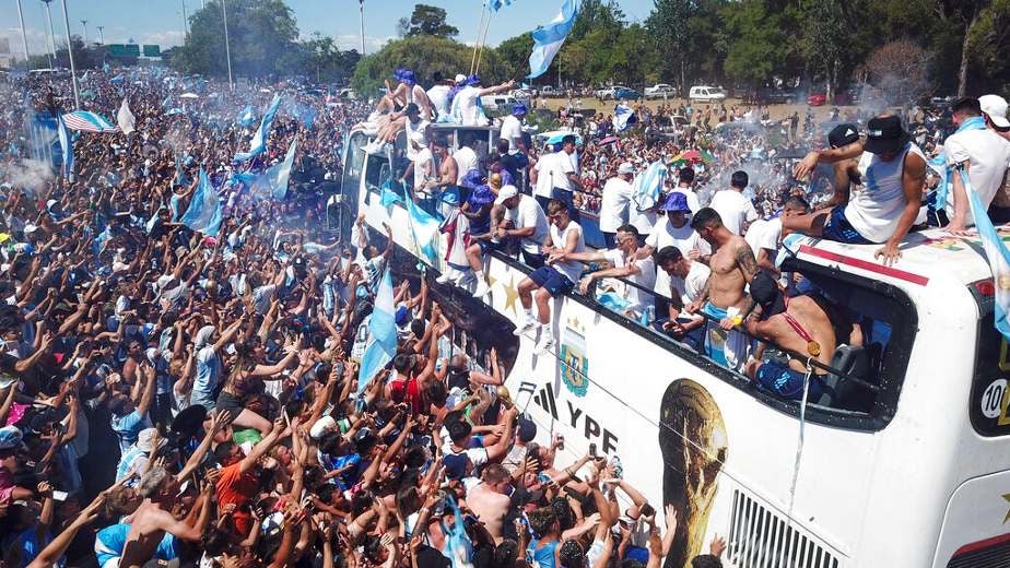 AP Buenos Aires se inundó por el desfile del Campeón