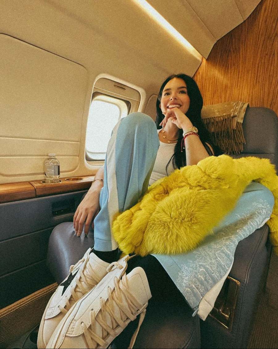Ángela Aguilar en su avión privado rumbo a su próximo show