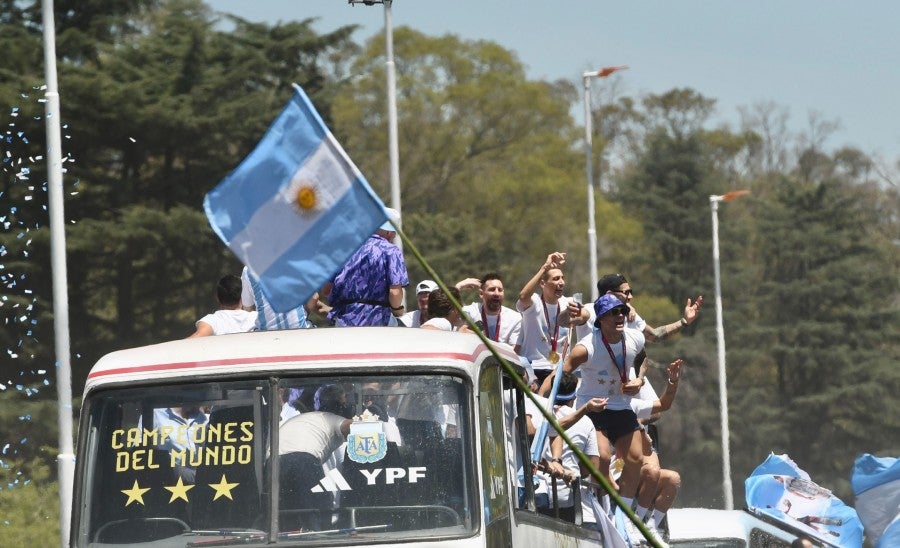 XINHUA Jugadores argentinos en autobús por las calles de Argentina