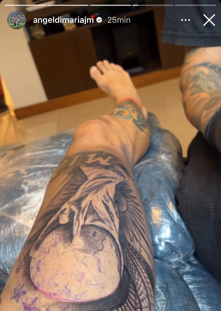 Ángel di María mostrando su tatuaje de la Copa del Mundo