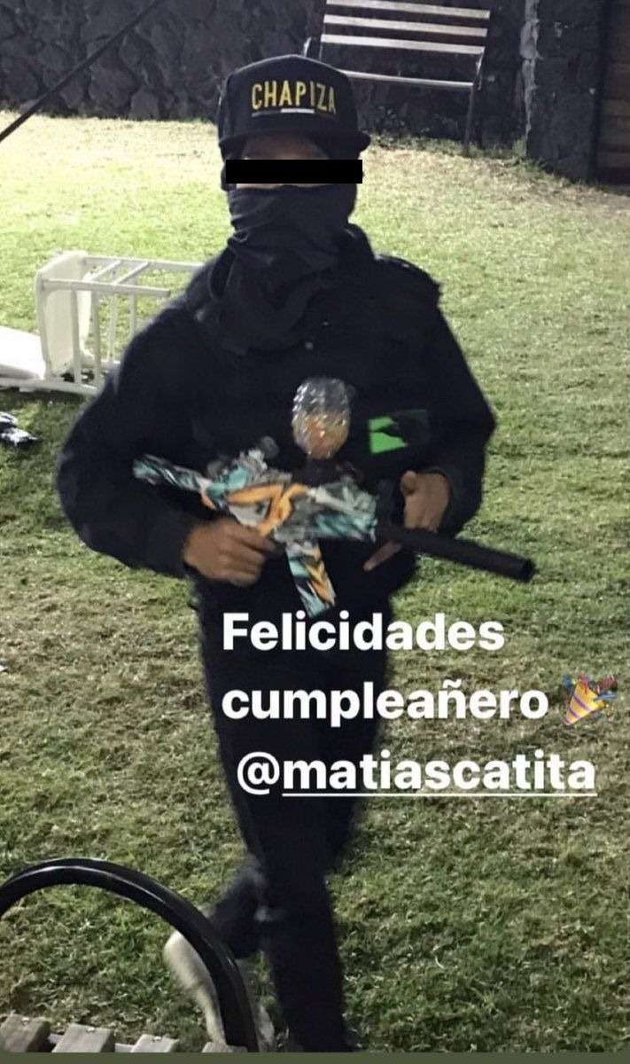 Se escandalizó por las leyendas en la gorra