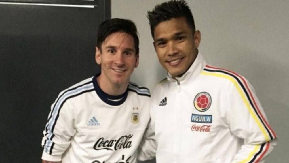 Messi y Teofilo en un duelo amistoso entre Argentina y Colombia