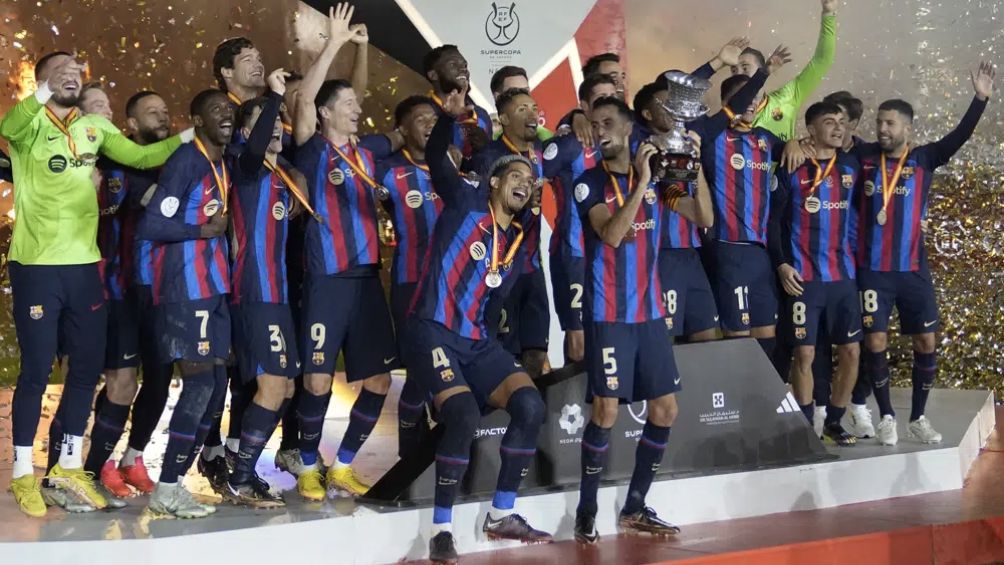 El Barcelona celebra la Supercopa de España