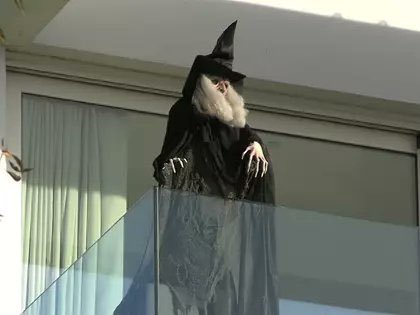 La bruja en el balcón de la casa de Shakira