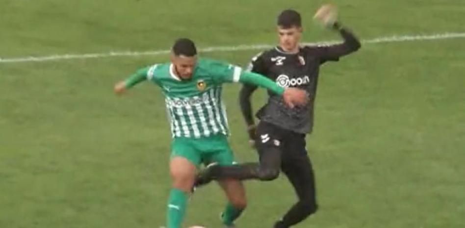 ESPECIAL Joao Carvalho en mano a mano con un delantero de Río Ave