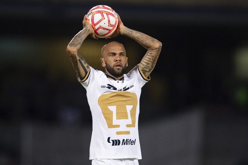 Dani Alves busca a un compañero en el campo