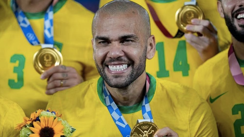 Dani Alves celebra medalla de oro con Brasil
