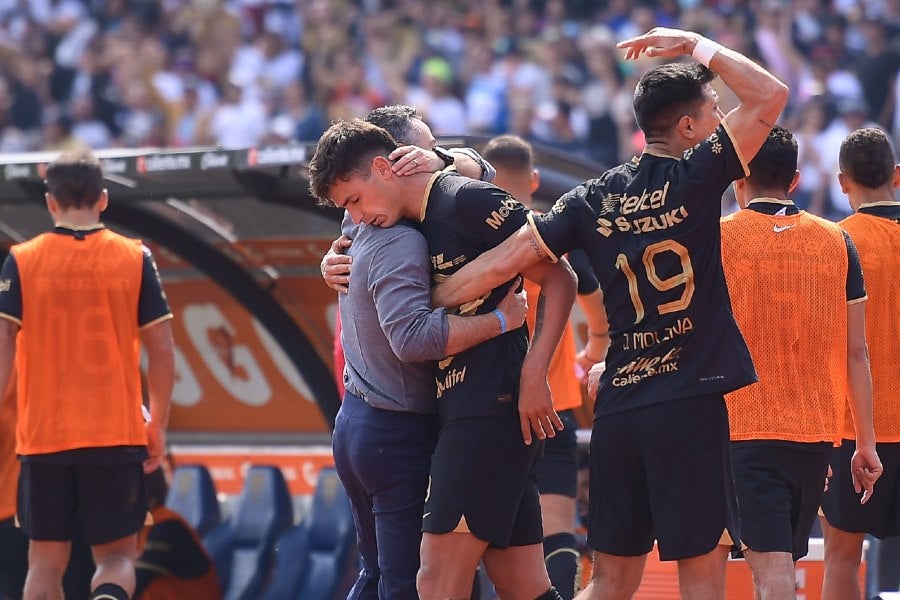 Equipo de Pumas celebrando 