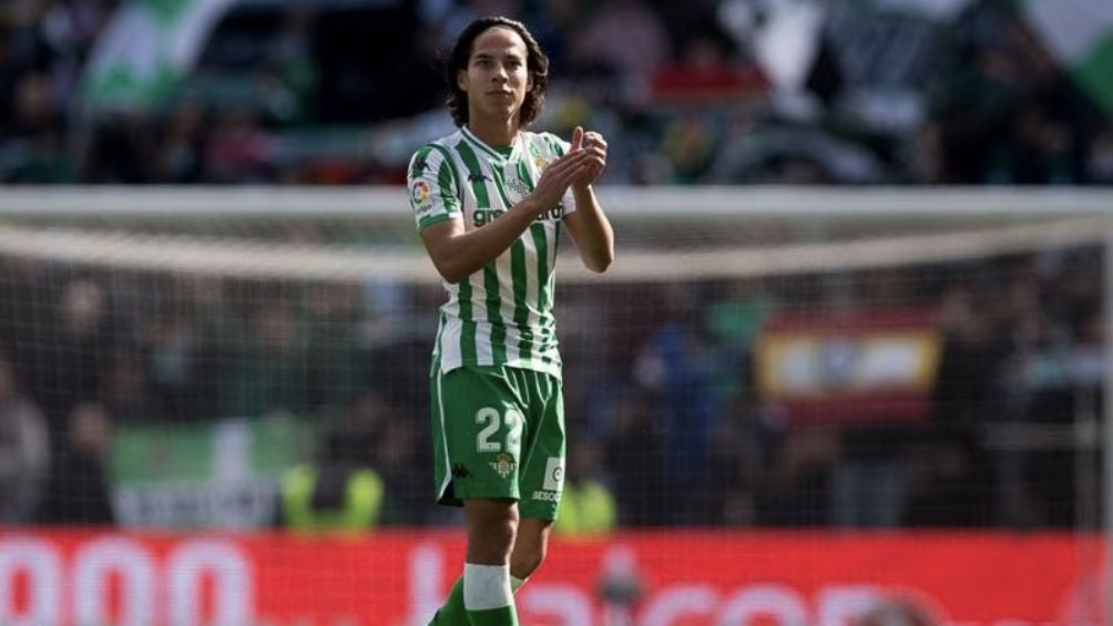 Diego Lainez jugando con el Real Betis