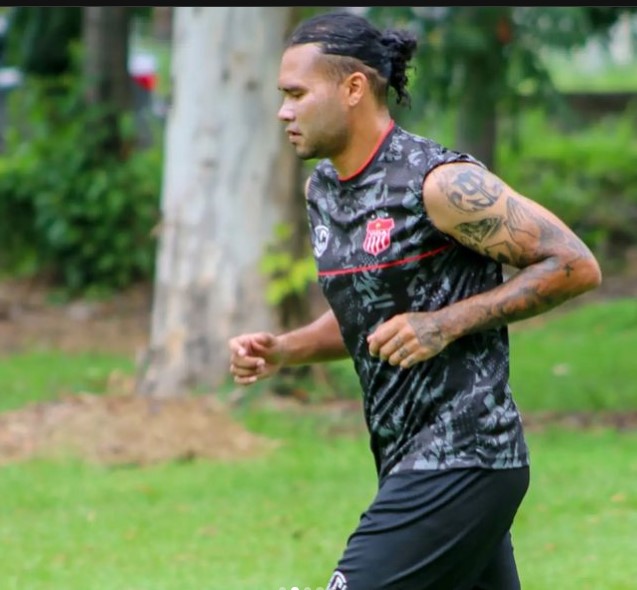 Gullit Peña entrenando en Honduras