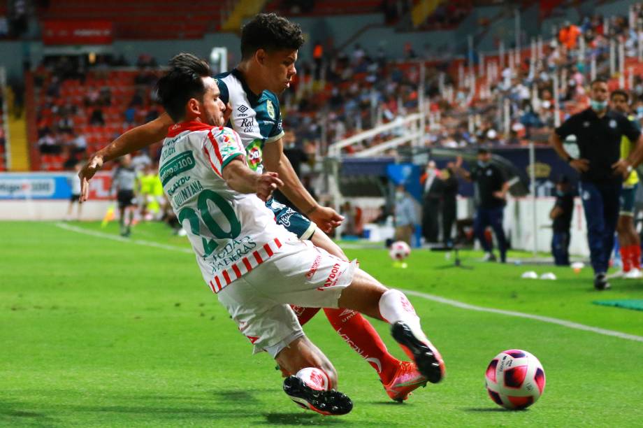 Luis Quintana in match with Necaxa