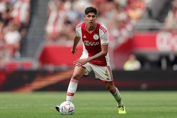 Edson Álvarez en acción con el Ajax