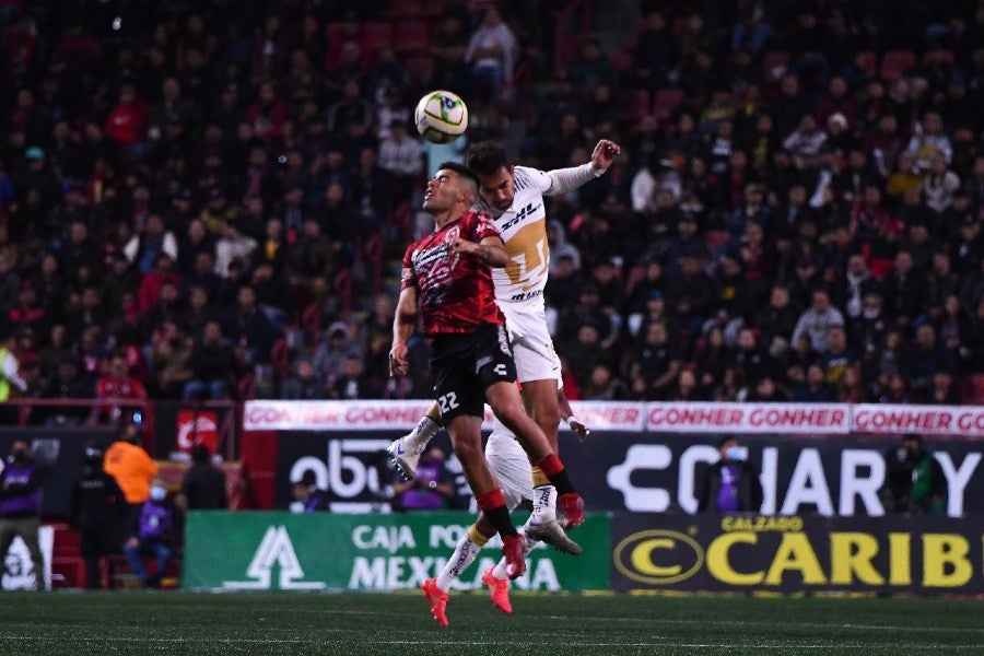 Lucha por el balón entre jugadores de Xolos y Pumas 