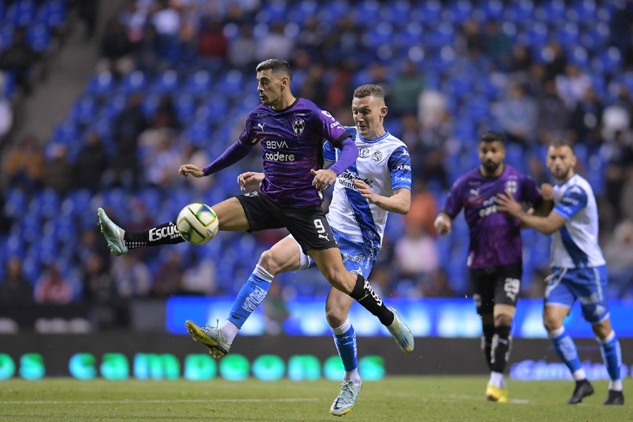 Lucha de balón entre jugadores de Puebla y Rayados 