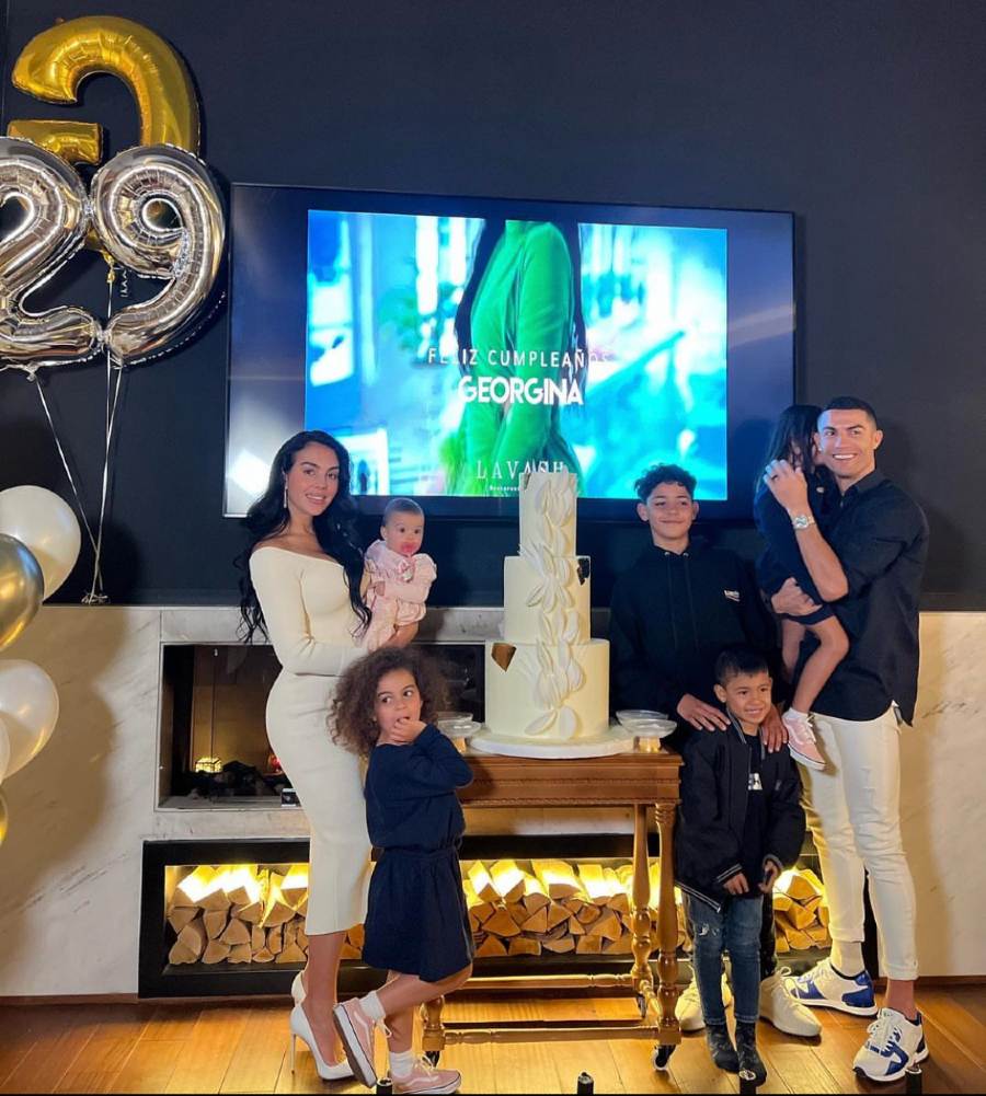 Georgina con sus hijos y Cristiano Ronaldo