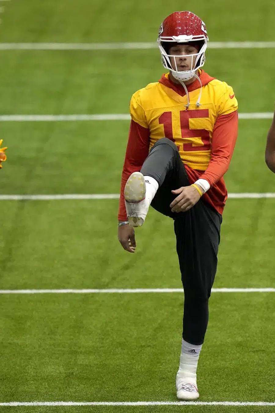 Patrick  Mahomes calentando antes de un juego