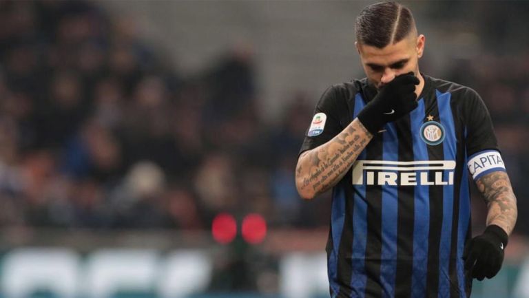 Mauro Icardi lamenta error durante un duelo con el Inter de Milán